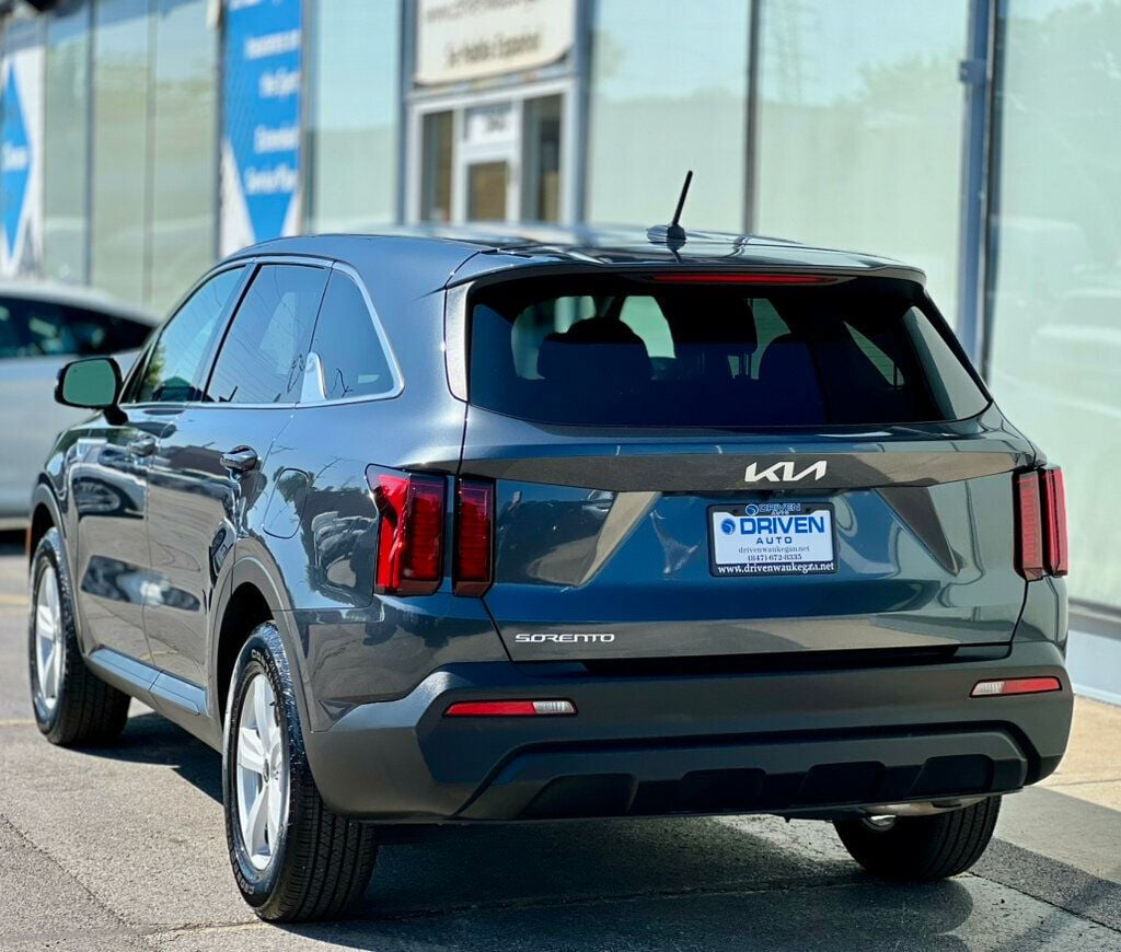 2023 Kia Sorento LX photo 2