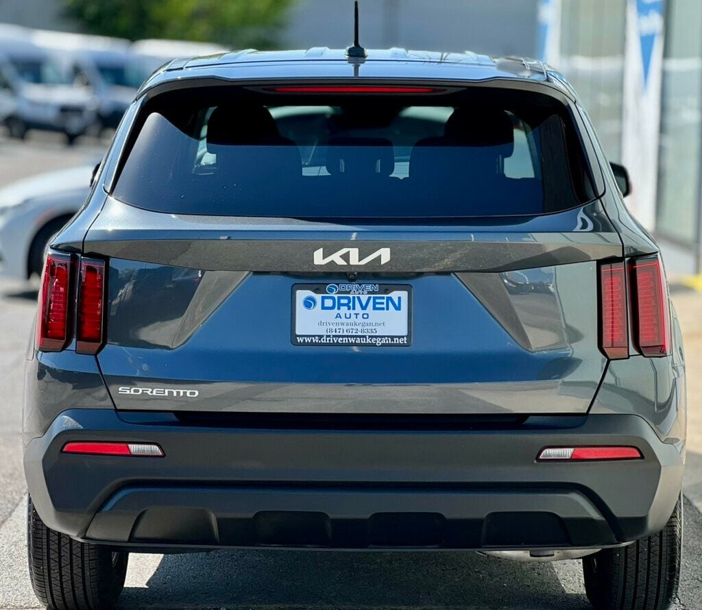 2023 Kia Sorento LX photo 3