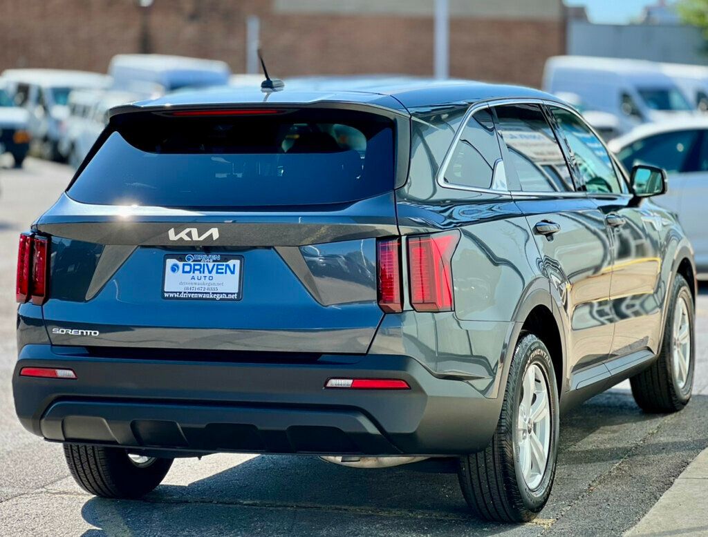 2023 Kia Sorento LX photo 4