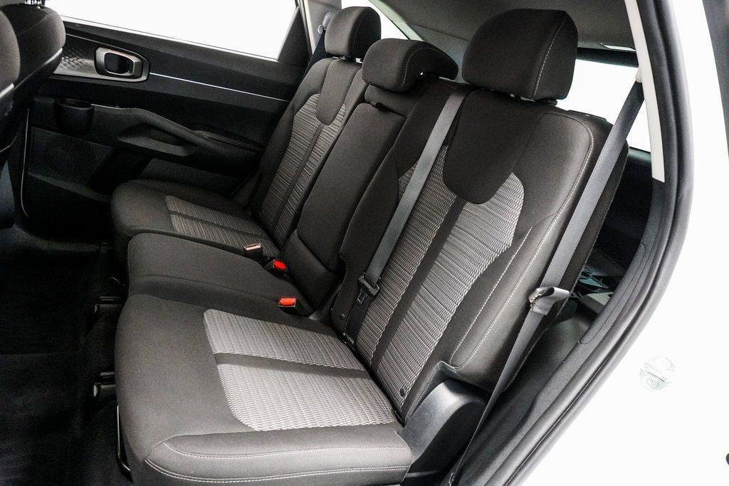 2023 Kia Sorento LX photo 16