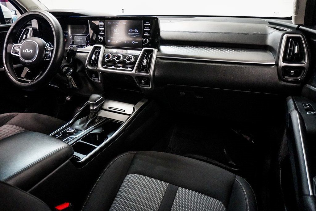 2023 Kia Sorento LX photo 21