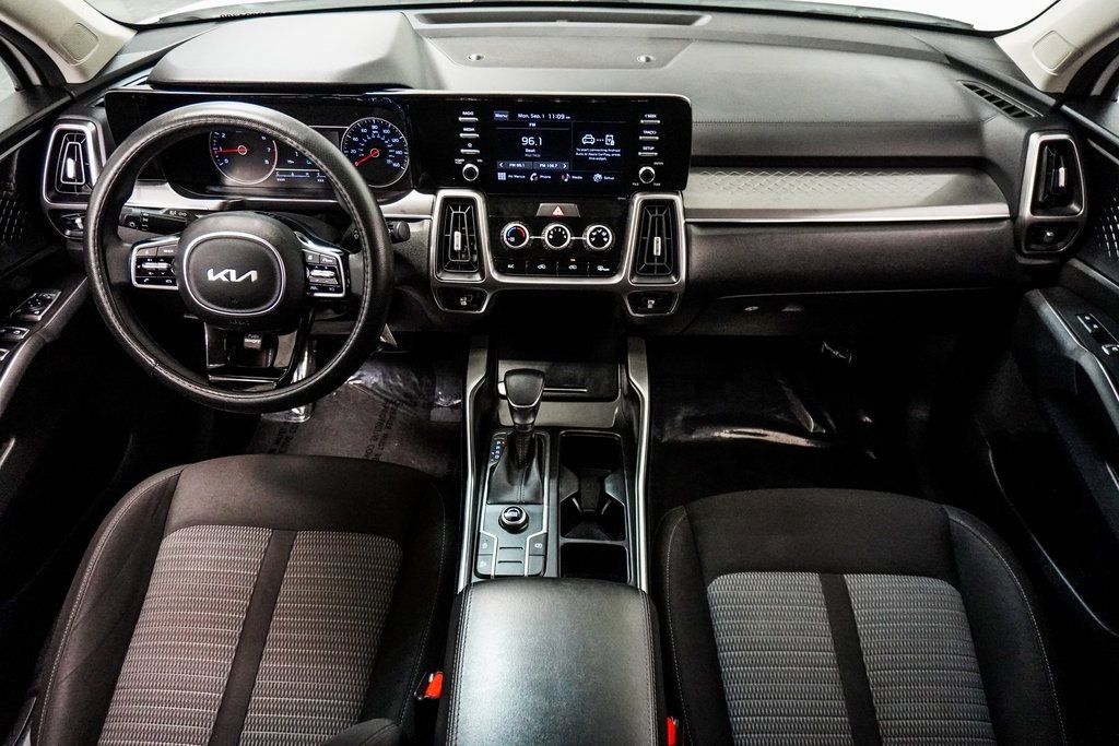 2023 Kia Sorento LX photo 22