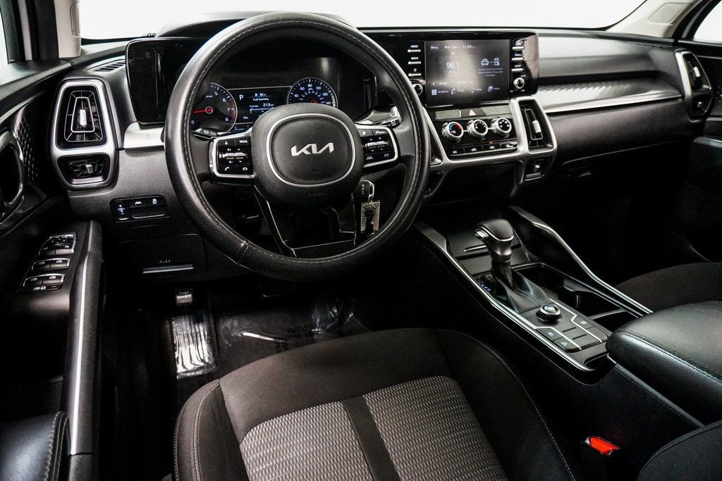 2023 Kia Sorento LX photo 23