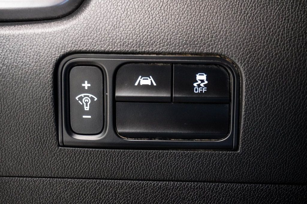 2023 Kia Sorento LX photo 29