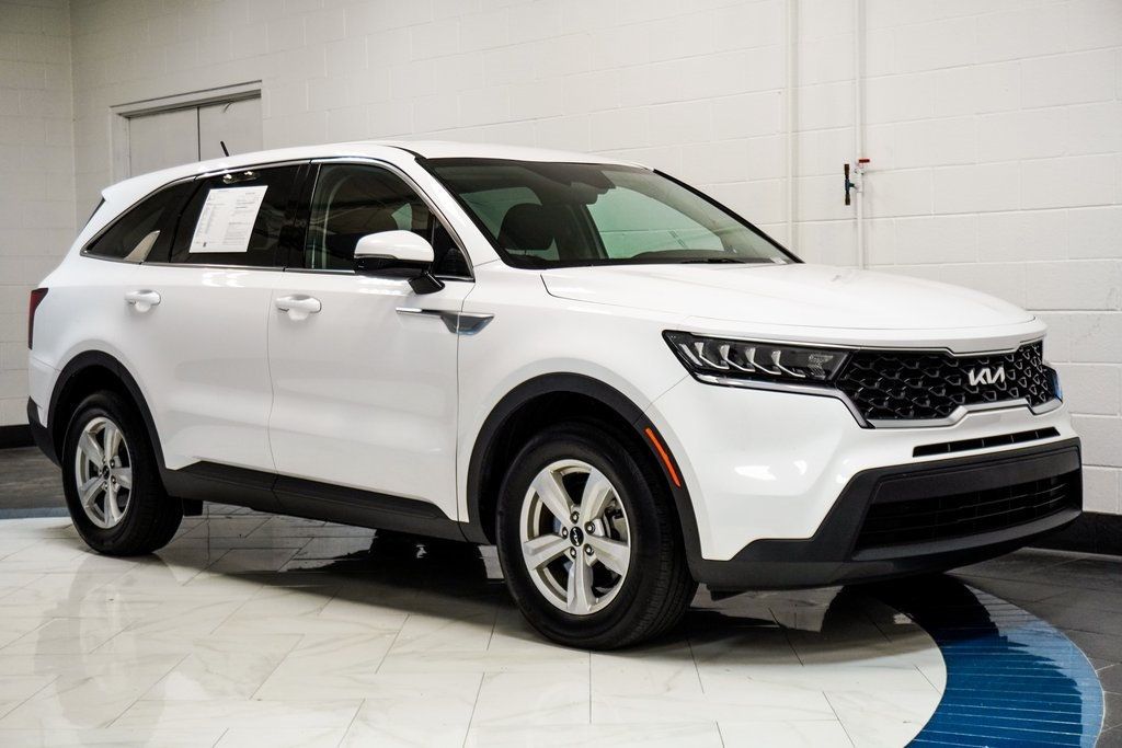 2023 Kia Sorento LX photo 2