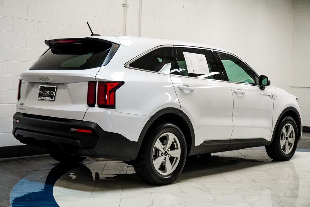 2023 Kia Sorento LX photo 3