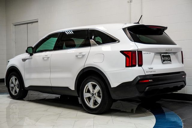 2023 Kia Sorento LX photo 4