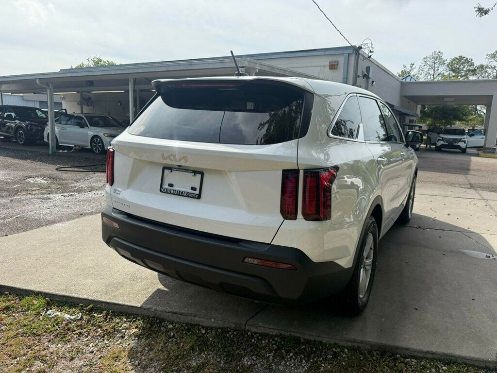 2023 Kia Sorento LX photo 10