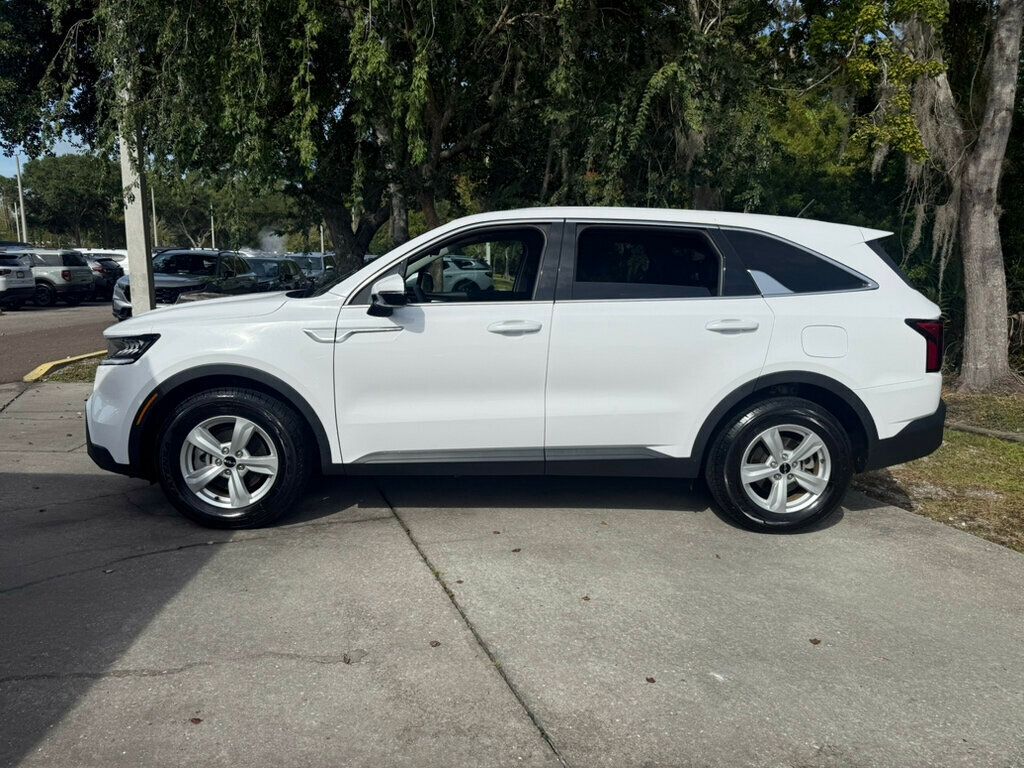 2023 Kia Sorento LX photo 2