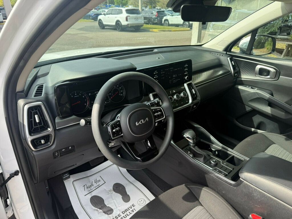 2023 Kia Sorento LX photo 3