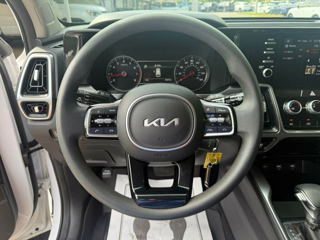 2023 Kia Sorento LX photo 5