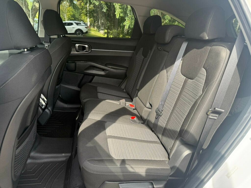 2023 Kia Sorento LX photo 7