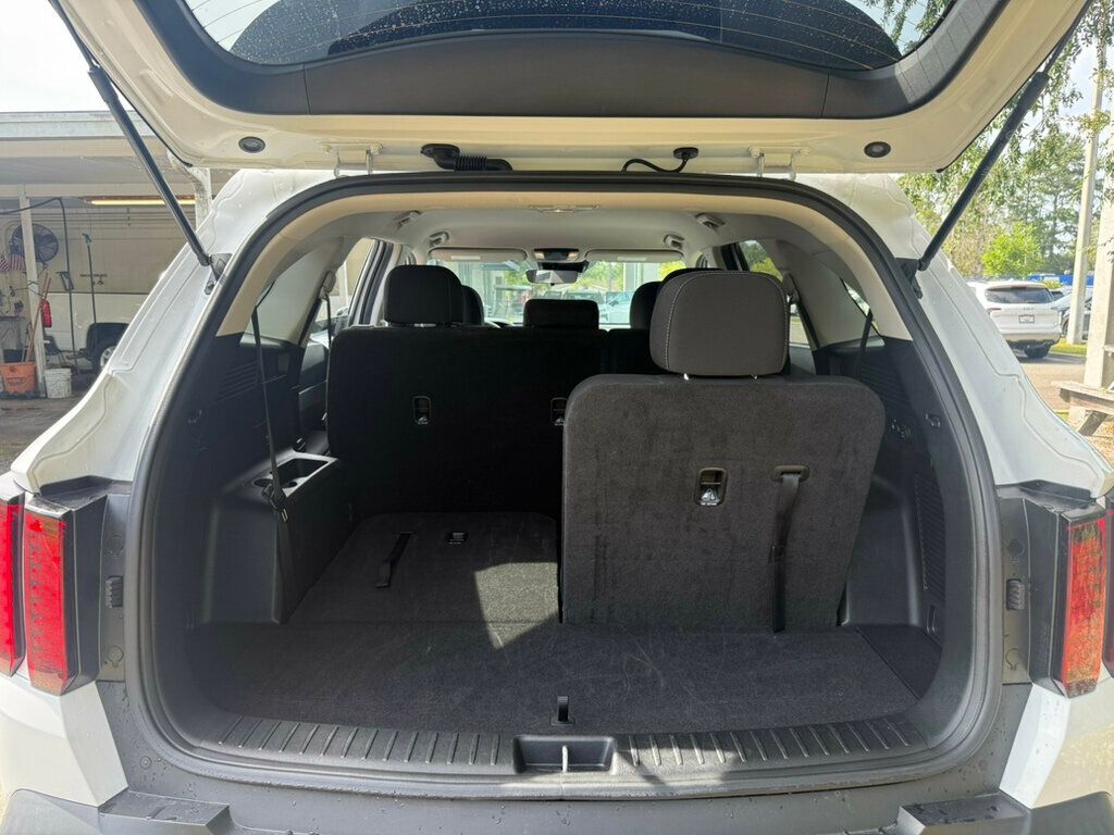 2023 Kia Sorento LX photo 8