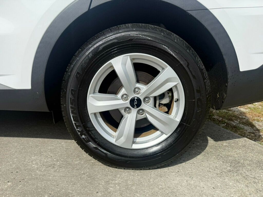 2023 Kia Sorento LX photo 9