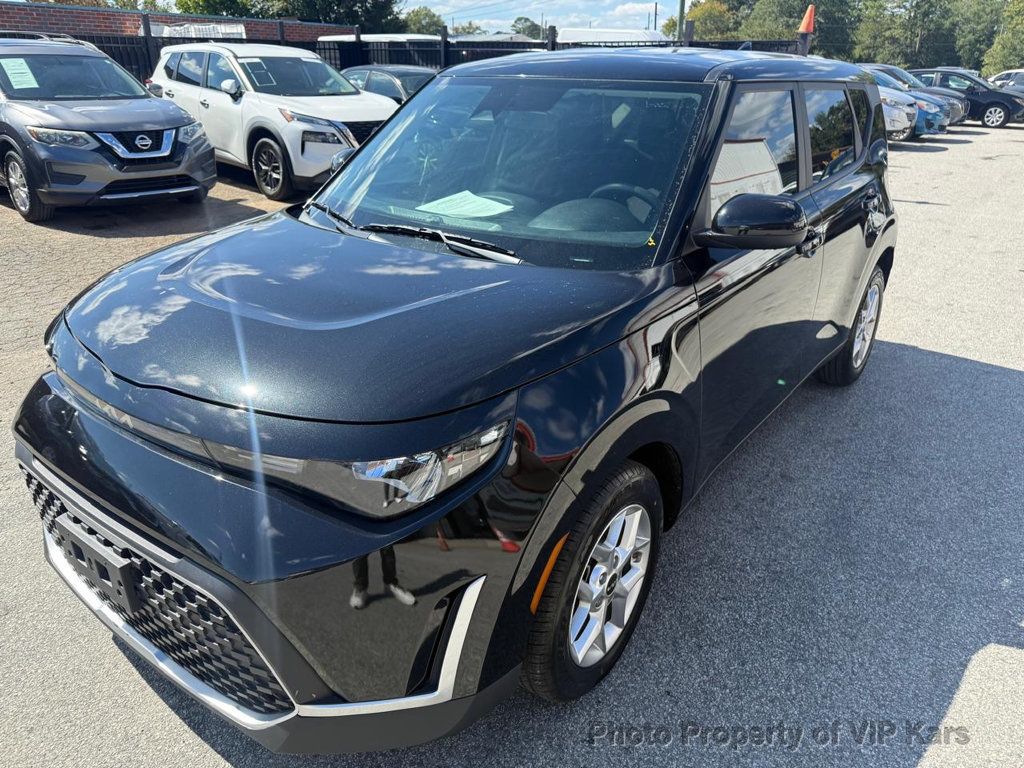 2023 Kia Soul LX photo 2