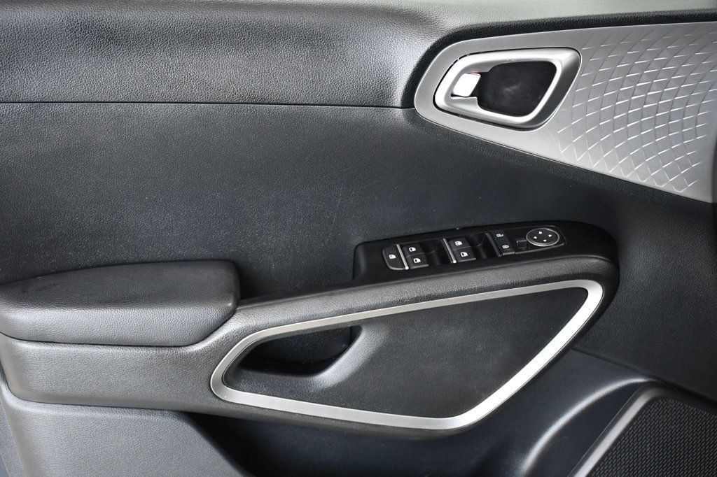 2023 Kia Soul LX IVT - 22827655 - 8