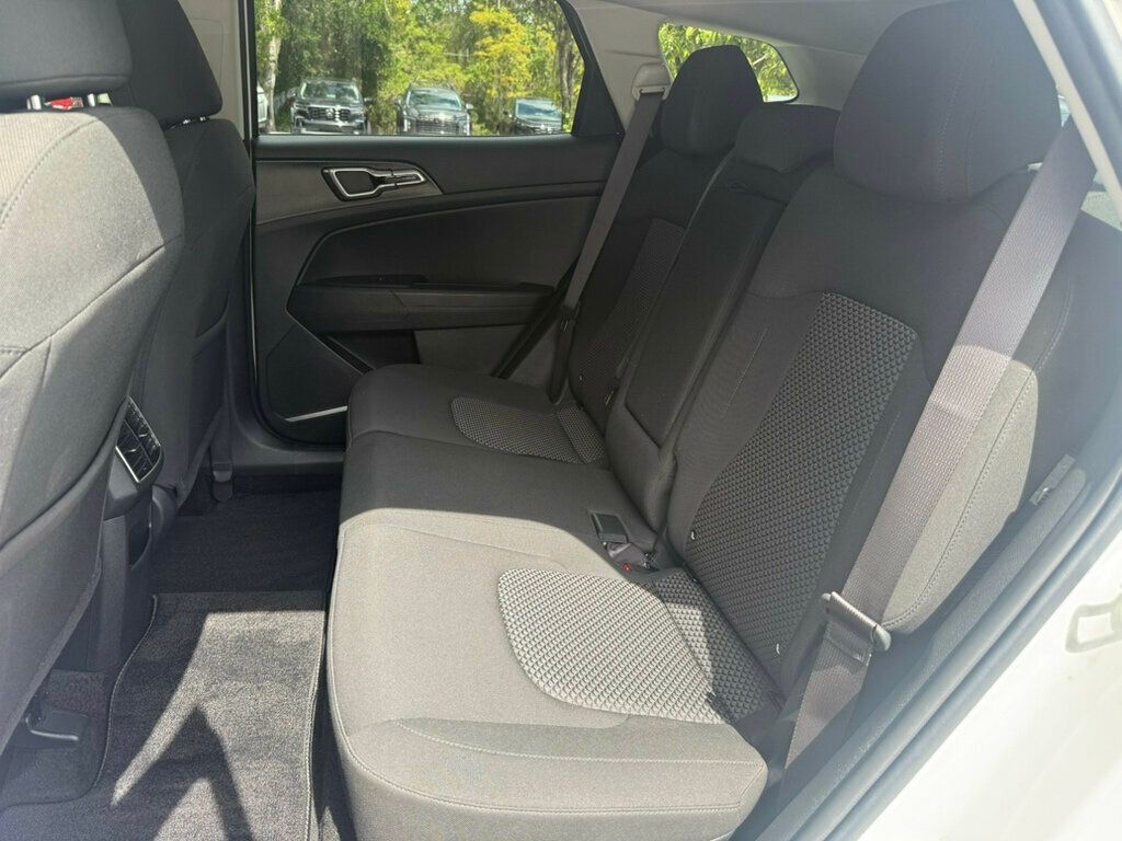 2023 Kia Sportage Hybrid LX photo 7