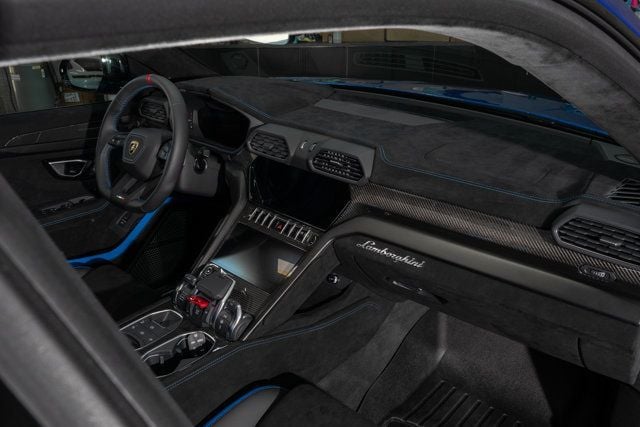 2023 Lamborghini Urus Performante photo 10