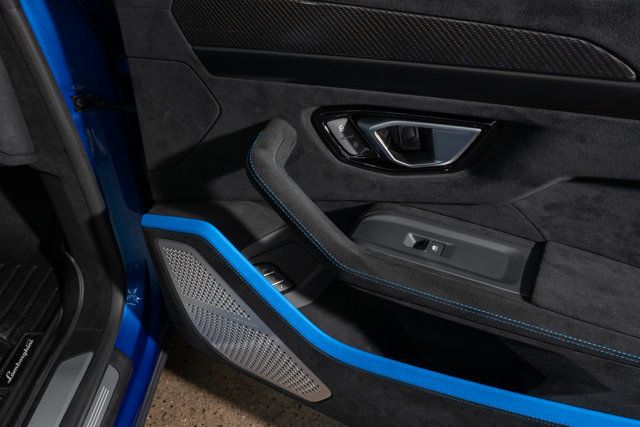 2023 Lamborghini Urus Performante photo 31