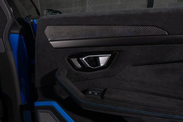 2023 Lamborghini Urus Performante photo 35
