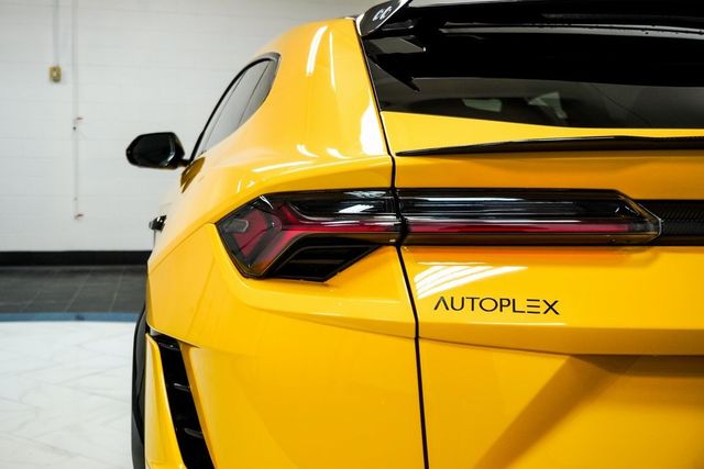 2023 Lamborghini Urus Performante photo 13
