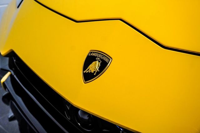 2023 Lamborghini Urus Performante photo 17