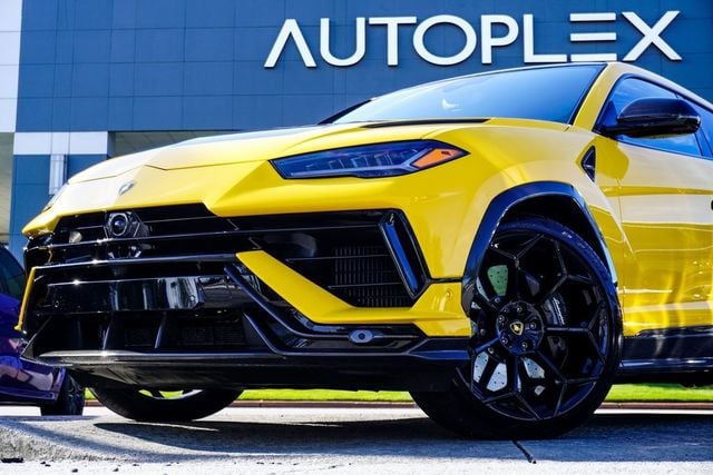 2023 Lamborghini Urus Performante photo 2
