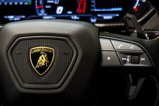 2023 Lamborghini Urus Performante photo 30