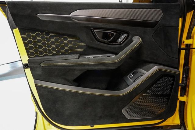 2023 Lamborghini Urus Performante photo 35
