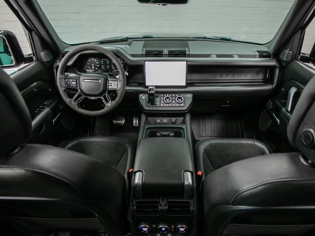Land Rover Defender photo 16