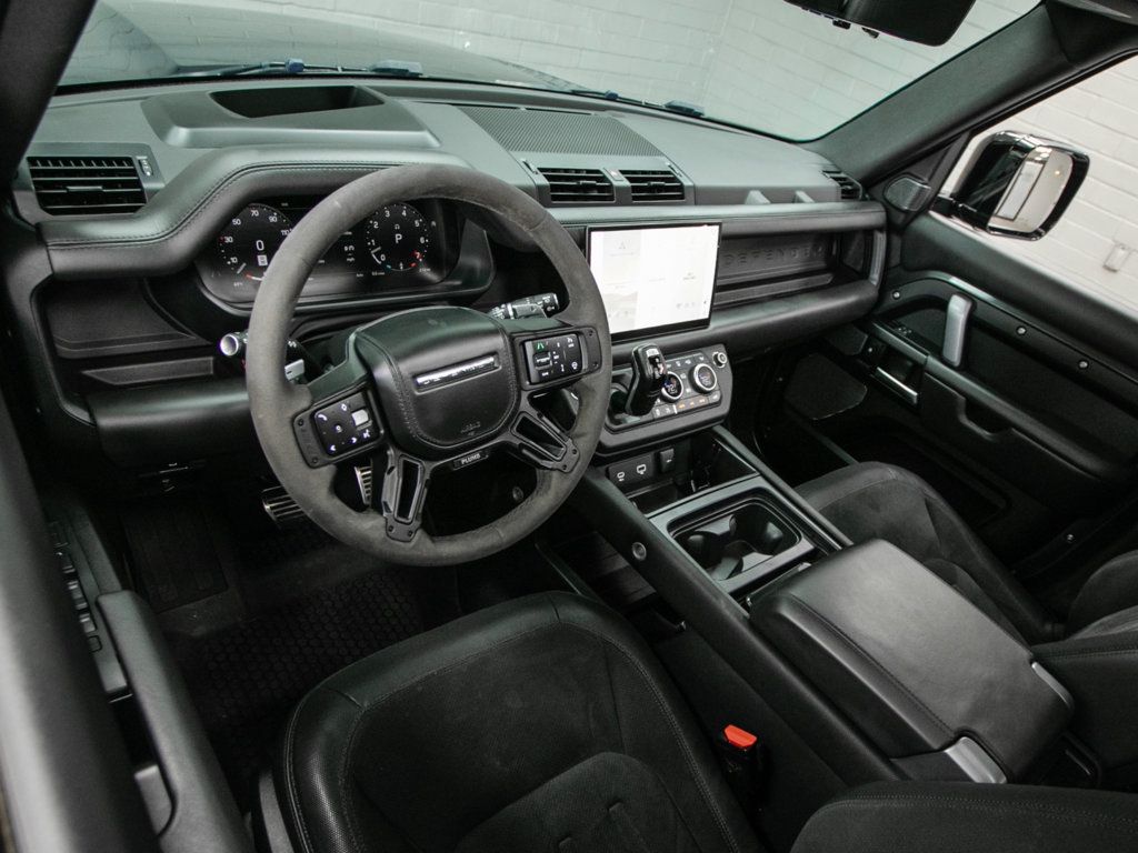 Land Rover Defender photo 17