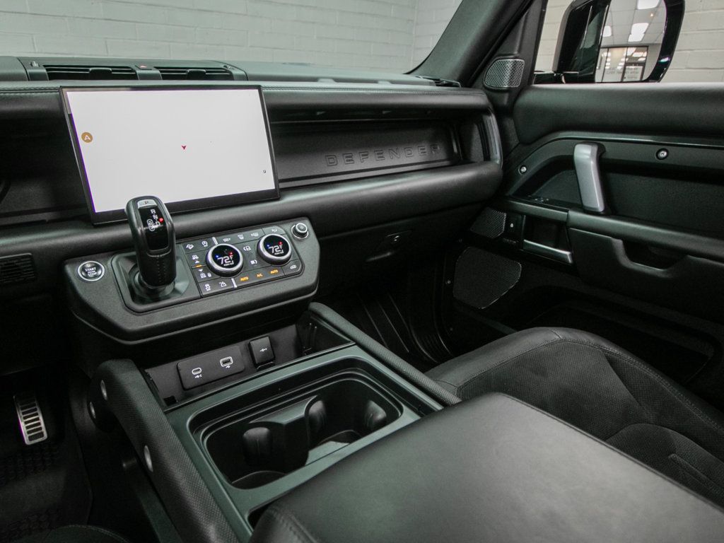 Land Rover Defender photo 21