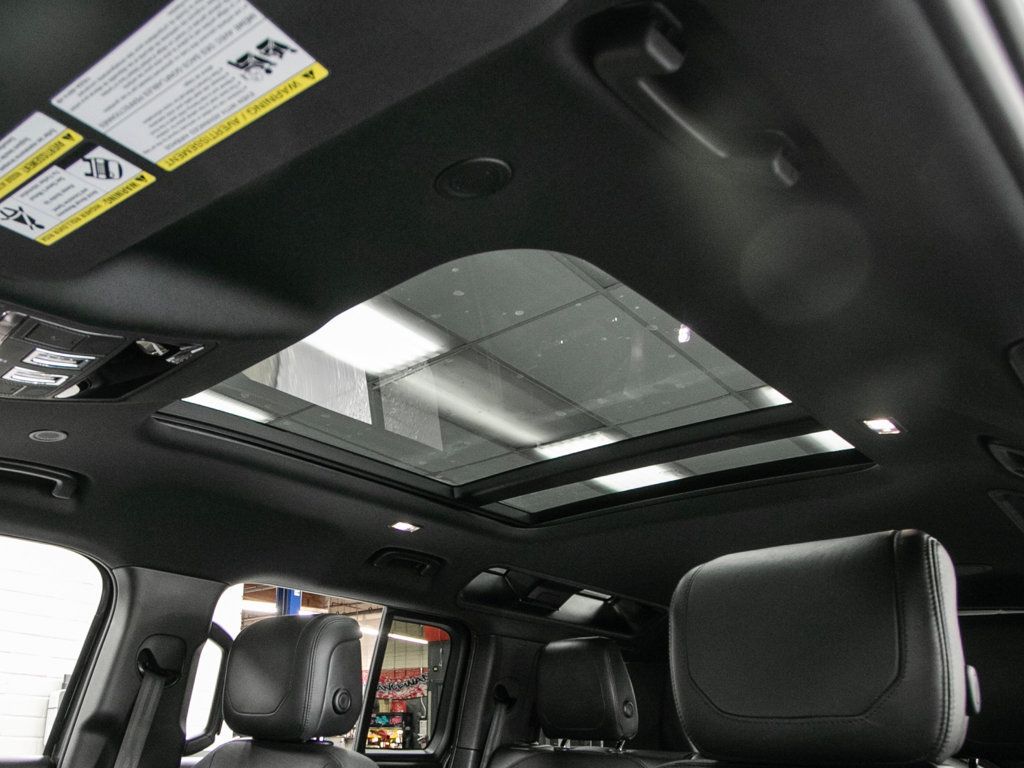 Land Rover Defender photo 25