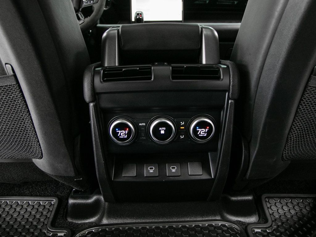 Land Rover Defender photo 29