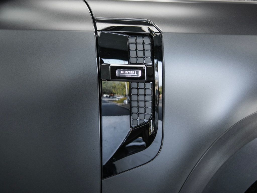 Land Rover Defender photo 7