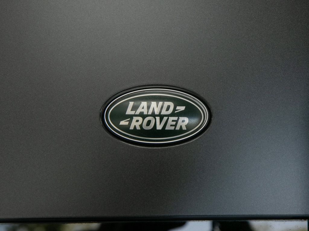 Land Rover Defender photo 8