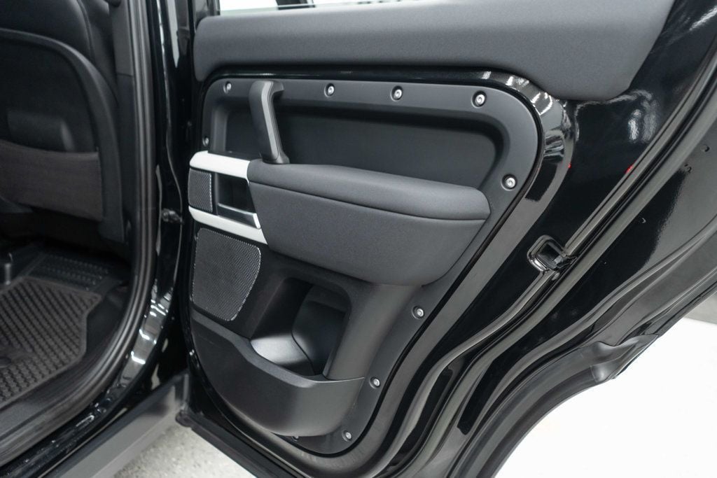 2023 Land Rover Defender 110 S photo 14