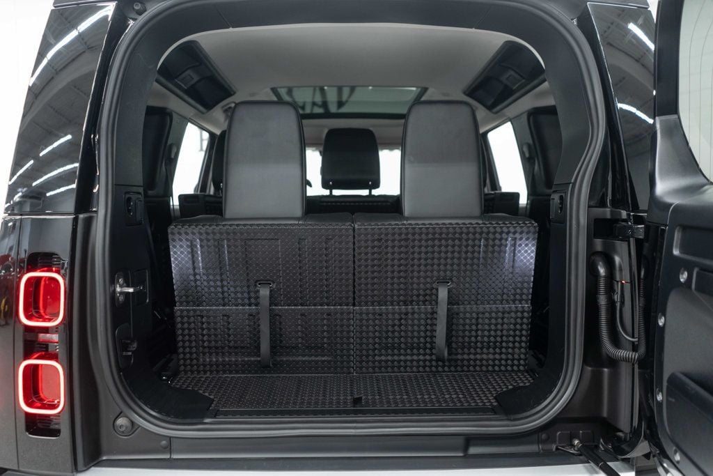 2023 Land Rover Defender 110 S photo 19