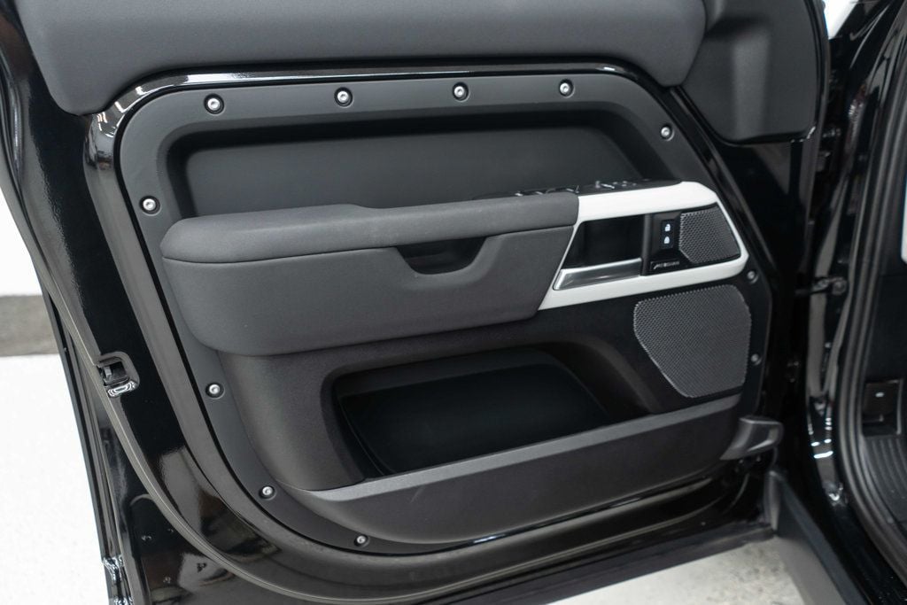2023 Land Rover Defender 110 S photo 20