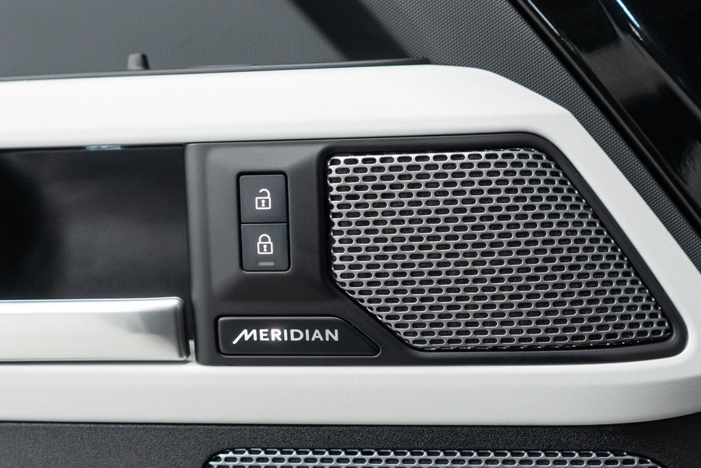 2023 Land Rover Defender 110 S photo 21