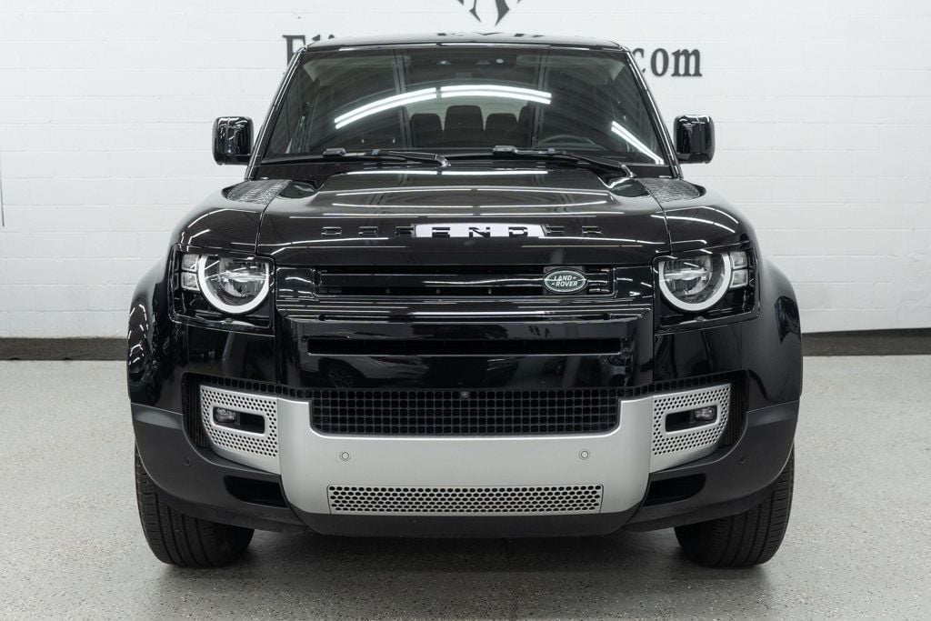 2023 Land Rover Defender 110 S photo 3