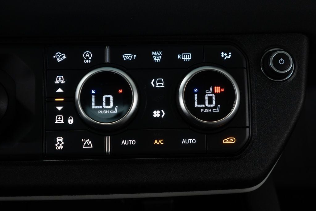 2023 Land Rover Defender 110 S photo 33