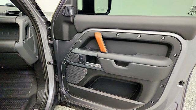 2023 Land Rover Defender 110 X AWD with 22'' Wheels & Extended Black Exterior Pack - 22973009 - 27