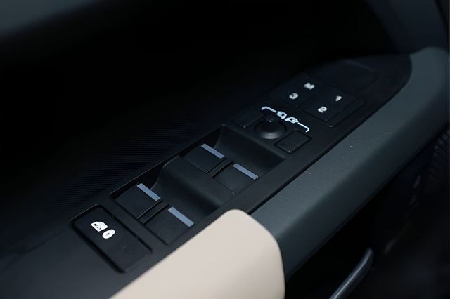 2023 Land Rover Defender 110 X-Dynamic SE AWD - 22980242 - 31