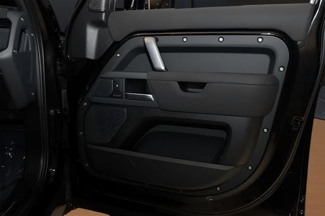 2023 Land Rover Defender 110 X-Dynamic SE AWD - 22980300 - 25