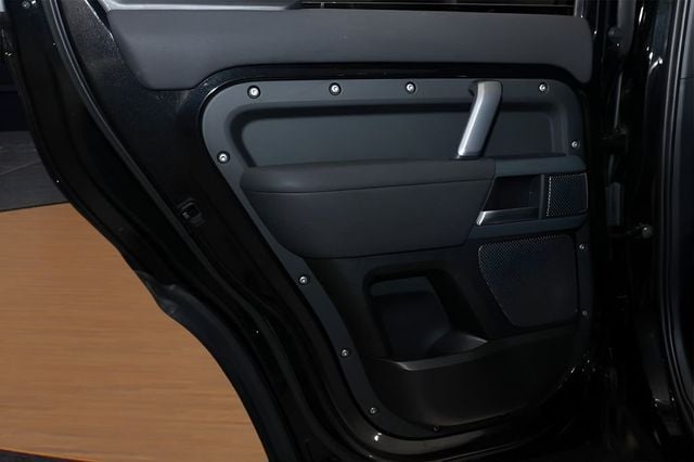 2023 Land Rover Defender 110 X-Dynamic SE AWD - 22980300 - 27