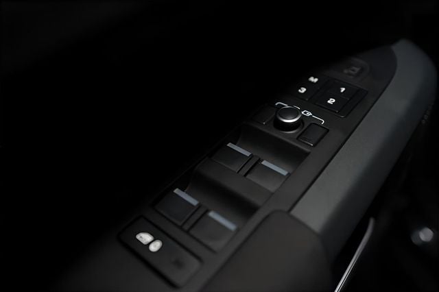 2023 Land Rover Defender 110 X-Dynamic SE AWD - 22980300 - 31