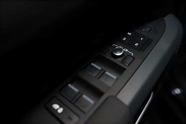 2023 Land Rover Defender 110 X-Dynamic SE AWD - 22980300 - 32