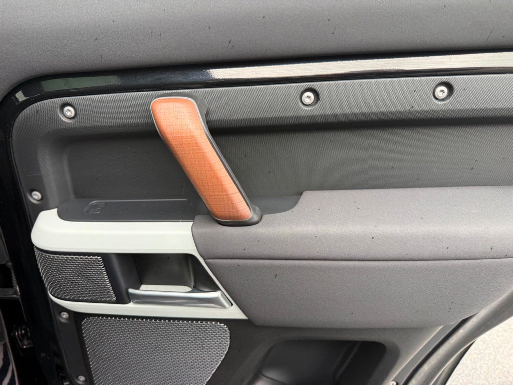 2023 Land Rover Defender **110 X-DYNAMIC SE AWD**7 PASSENGERS** - 23009824 - 31