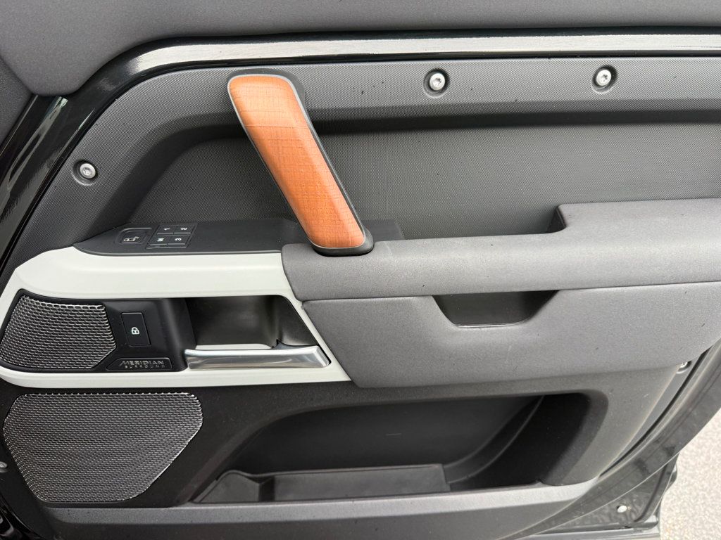 2023 Land Rover Defender **110 X-DYNAMIC SE AWD**7 PASSENGERS** - 23009824 - 35